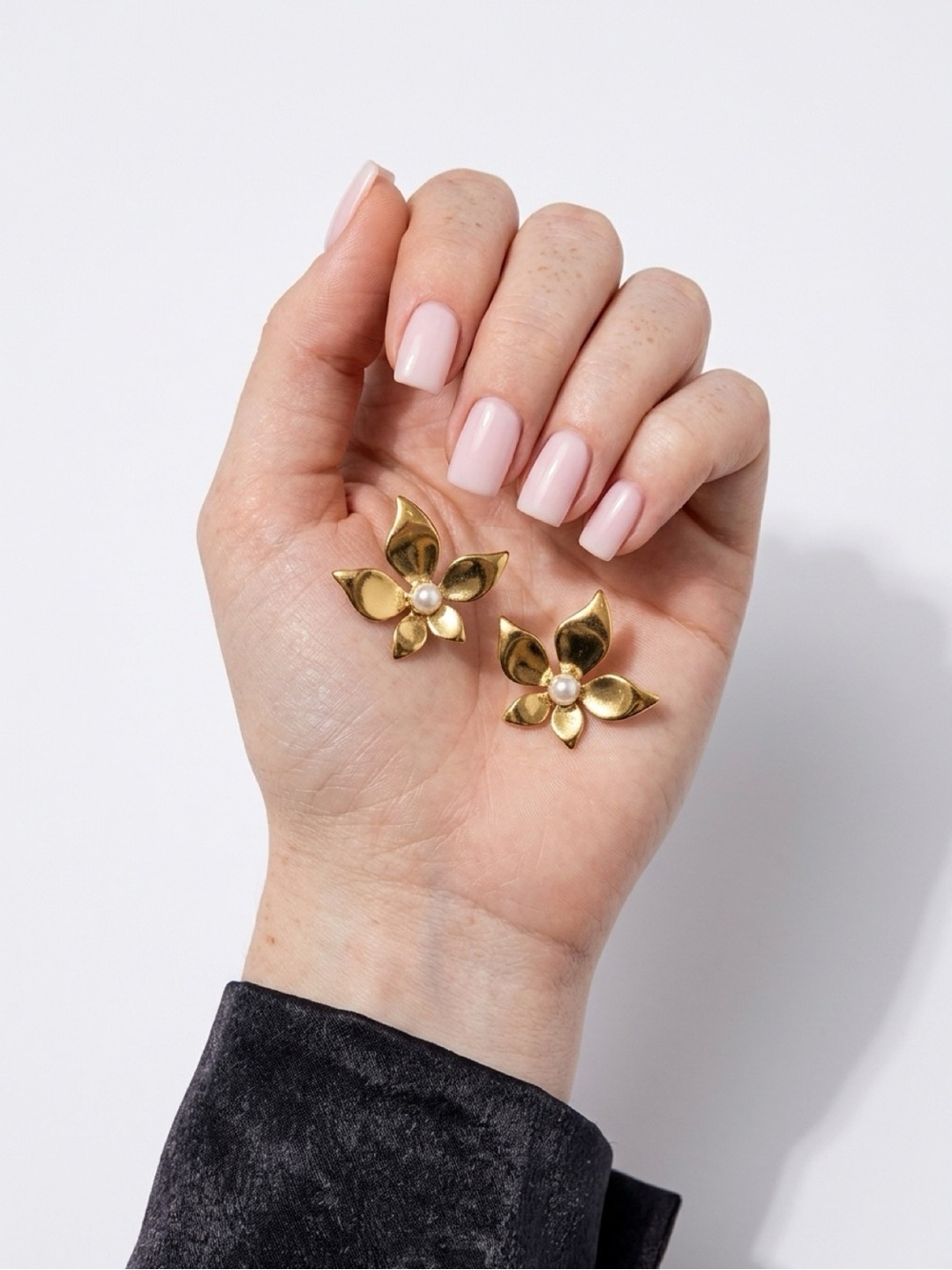 18k Gold Floral Pearl Center Stud Earrings - Women's Jewelry